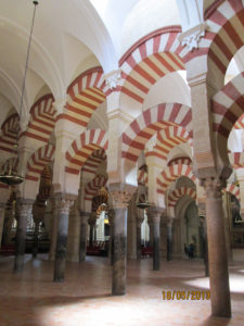 Interior de la sala de oración ampliada por Almanzor (AST).