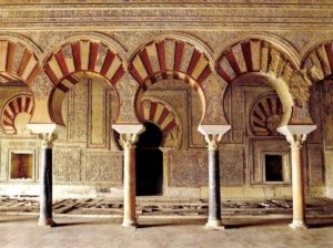 Estado actual y reconstrucción virtual del Salón de 'Abd al-Raḥmān III (MONTILLA y VALLEJO, 2012). 