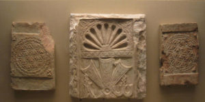 Placa de venera y ladrillos de los siglos VI-VII conservados en el Museo de San Vicente de la Mezquita-Catedral de Córdoba (AST)