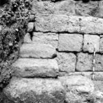 Tramo de muralla de los siglos VI-VII que anuló el vano oriental de la Puerta del Puente (CARRASCO et alii, 1999, lam II)