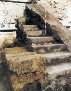 Escalera del teatro obliterada por niveles de tierra de la segunda mitad del siglo III (MONTERROSO, 2002a, fig. 14)